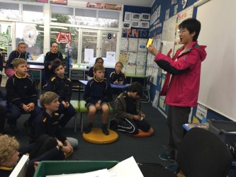 Lihong teaches us the colour names
