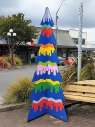 team poihipi room 15 xmas tress in town 01