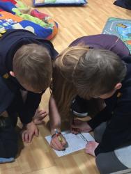 13 Team work to describe the robber